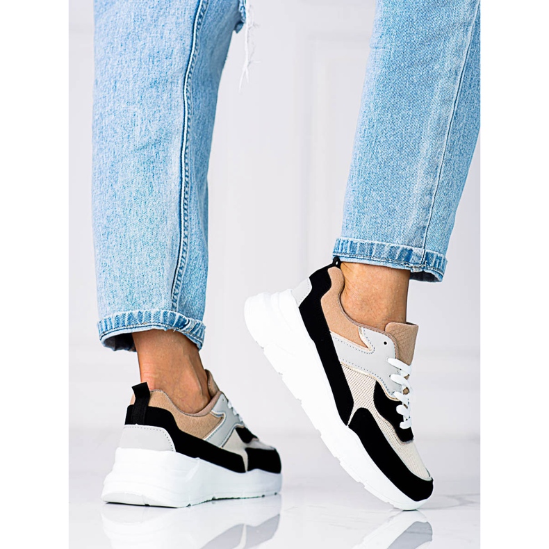 Komfortable Shelovet-sneakers til kvinder på en tyk sort og beige platform 1