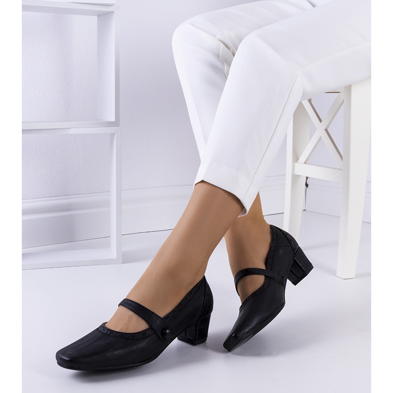 BM Sorte pumps med en Cilka-rem 1