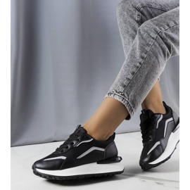 Sorte sneakers på Ada platformen 1