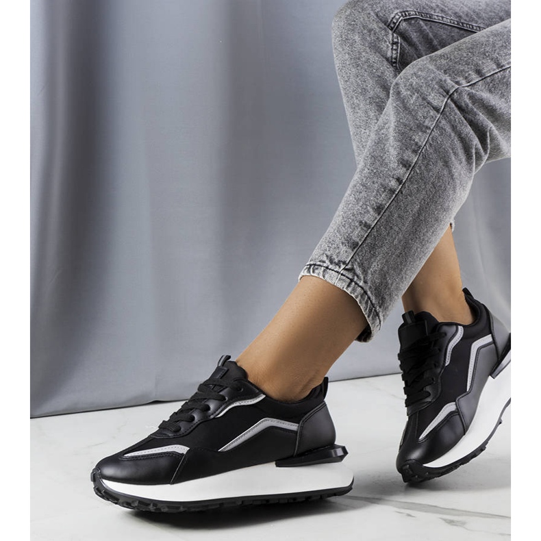 Sorte sneakers på Ada platformen 1