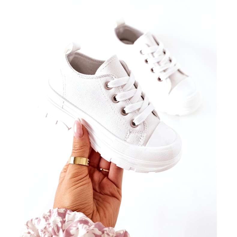 Børnesneakers på den hvide platform 2