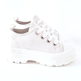 Børnesneakers på den hvide platform 1