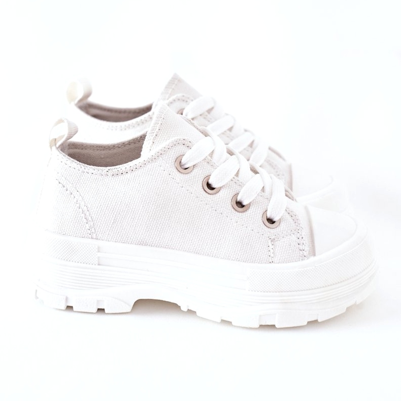 Børnesneakers på den hvide platform 1