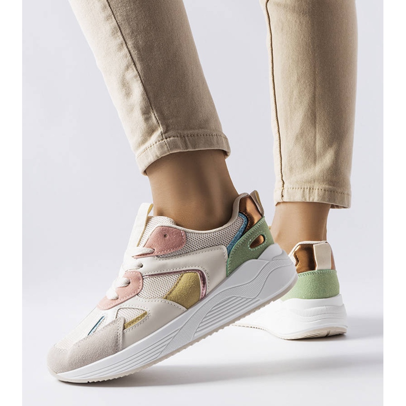 BM Beige sneakers lavet af blandede materialer fra Riel 1