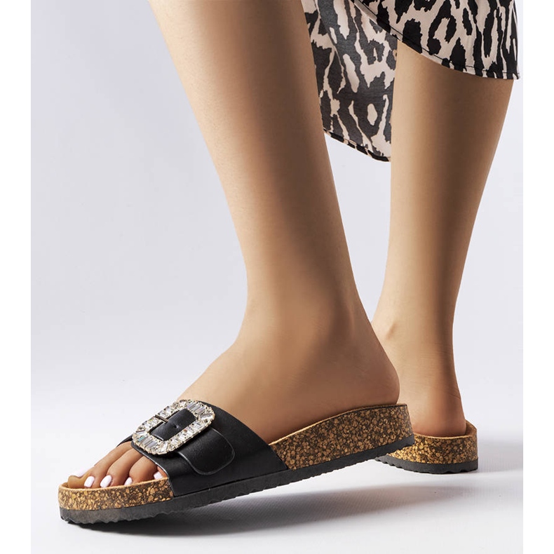 Sorte flip-flops dekoreret med zirkoner 2