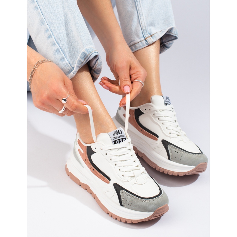 Dame sneakers på en tyk sål Shelovet hvid 1