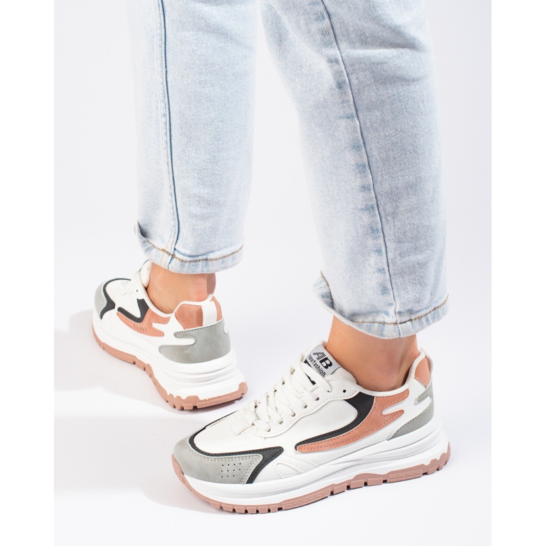 Dame sneakers på en tyk sål Shelovet hvid 2