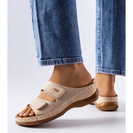 Sandaler med lav kile i beige 1