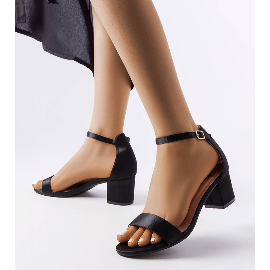 Humoristisk absorberende hjælpe BM Sorte sandaler på lav hæl fra Bingamon - KeeShoes