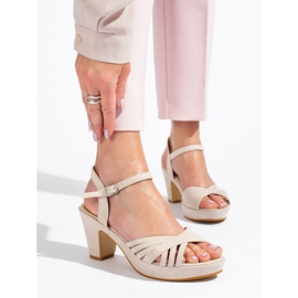 Damesandaler i ruskind på en stabil post Shelovet beige 1