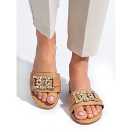 Beige sandaler til kvinder med et elegant Shelovet-spænde 2