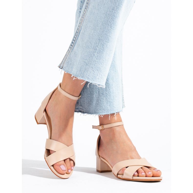 Beige elegante lavhælede sandaler fra Shelovet 2