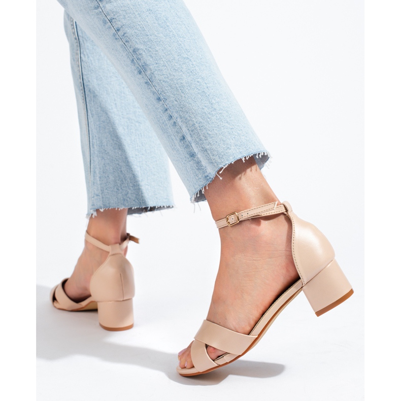 Beige elegante lavhælede sandaler fra Shelovet 1