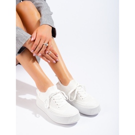 Hvide gennembrudte sneakers på Shelovet platformen 2