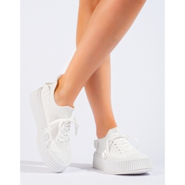 Hvide gennembrudte sneakers på Shelovet platformen 1